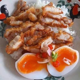 ข้าวหมูกรอบไข่ต้มฉ่ำๆต้อง)อง