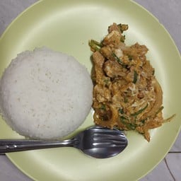 ข้าวหมูผัดผงกระหรี่