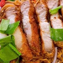 ยำมาม่าพริกเผาหมูกรอบ