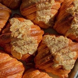 French Almond Croissant 120 g