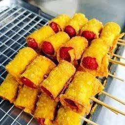 เกี้ยวห่อไส้กรอกแดง 4ชิ้นทอดร้อนๆ