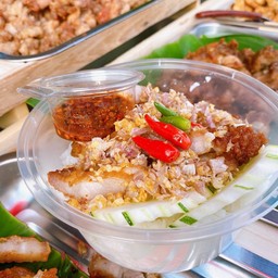 ข้าวสามชั้นทอดกระเทียมพริกขี้หนู