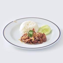 ข้าวราดเนื้อทอดกระเทียมพริกไทย