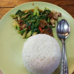 ข้าวคะน้าหมูกรอบ