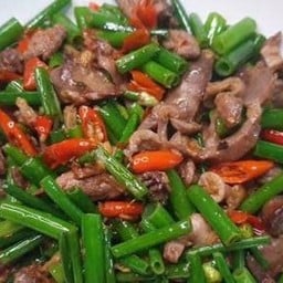 ข้าวราดผัดดอกหอมเครื่องในไก่
