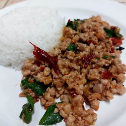 ข้าวผัดกระเพราพริกแห้งหมูสับ
