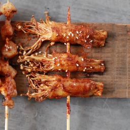 หมาล่าหมูสามชั้นพันเห็ดเข็มทอง