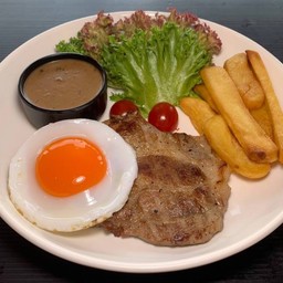 สเต็กสันคอหมูไข่ดาว