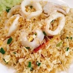 ข้าวผัดปลาหมึก