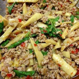 กะเพราหมูสับใส่หน่อไม้