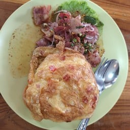 ข้าวลาบเบค่อน+ไข่เจียวแหนม