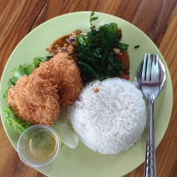 ข้าวกระเพาไข่เยี่ยวม้า+ทอดมันกุ้ง