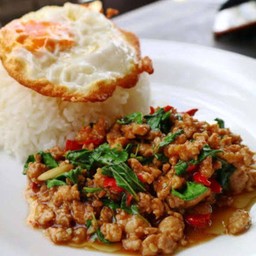 ข้าวกะเพราป่าพริกแห้งเนื้อสับฟรีไข่ดาว