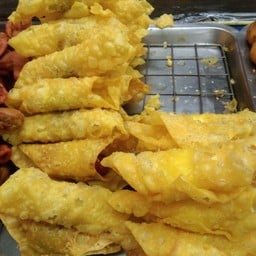 ลูกชิ้นทอดคุณวรรณ ซอยพึ่งมี