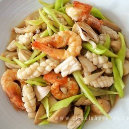 ผัดพริกหยวกทะเลราดข้าว