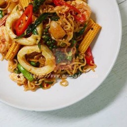 ผัดมาม่าขี้เมาปลาหมึก