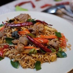 ผัดมาม่าขี้เมาเนื้อ