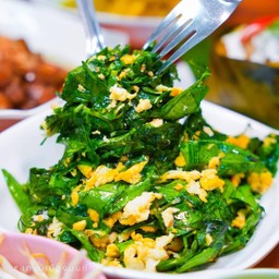 ใบเหรียงผัดไข่