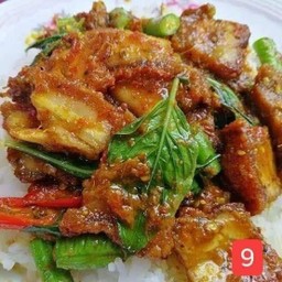 ผัดพริกแกงหมูกรอบราดข้าว