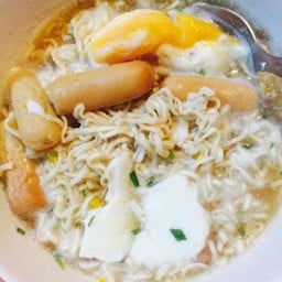 มาม่าใส่ไข่ใส่ไส้กรอก