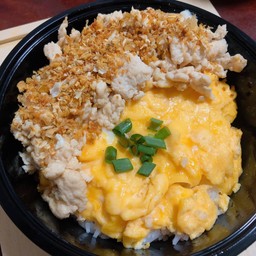 ข้าวไข่ข้น-ไก่กระเทียมแน่นๆ