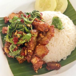 ข้าวสามชั้นทอดผัดกะเพรา (กะเพราโบราณ)