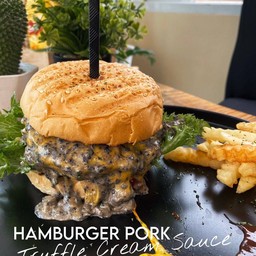 เบอร์เกอร์หมู ทรัลเฟิล ครีม ซอส