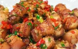 หมูกรอบผัดพริกเกลือ