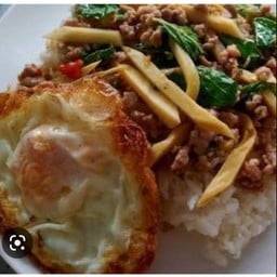 ข้าวกะเพราพริกแห้งเนื้อสับใส่หน่อไม้ดองฟรีไข่ดาว