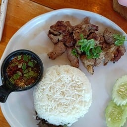 ข้าวหน้าสันคอหมูย่าง จิ้มแจ่ว