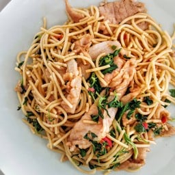 สปาเกตตีผัดกระเพราหมูชิ้น