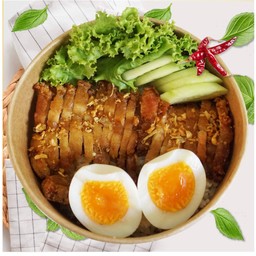 ข้าวหมูสามชั้นทอดน้ำปลา ไข่ต้มยางมะตูม น้ำจิ้มแจ่มรสเด็ด