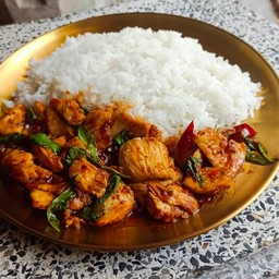 ข้าวราดผัดพริกเผากุ้งใส่โหระพา