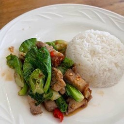 แขนงหมูกรอบราดข้าว