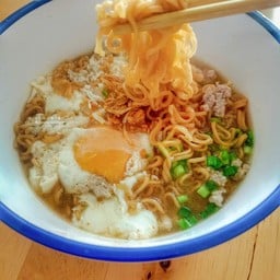 มาม่าหมูสับต้มใส่ไข่1ฟอง