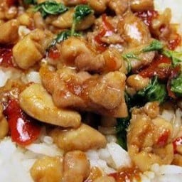 กระเพราไก่ชิ้นราดข้าว เสิร์ฟพร้อมกับน้ำซุป