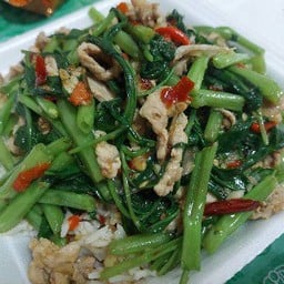 ผักบุ้งหมูชิ้นราดข้าว
