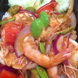 ผัดกะปิสะตอกุ้งราดข้าว