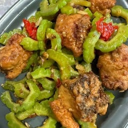 ปลากะพงทอดผัดมะระ