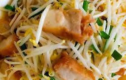 ถั่วงอกเต้าหู้หมูกรอบ