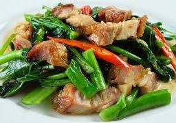 คะน้าหมูกรอบ