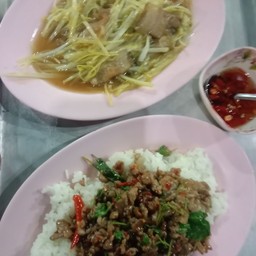 ข้าวกระเพราหมูสับ+กุยช่ายขาวหมูกรอบ