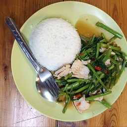 ข้าวผักบุ้งไก่