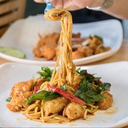 m8 สปาเก็ตตี้กระเพราไก่กรอบ