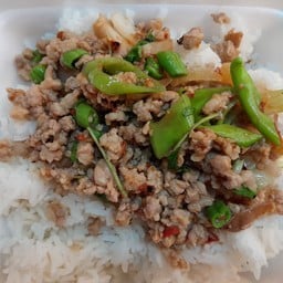 กระเพราหมูสับราดข้าว