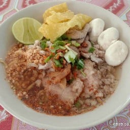 ก๋วยเตี๋ยวหมูต้มยำมะนาวสด ต้นไม้