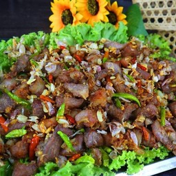 ยายเตี้ยทอดกระเทียมพริกสด