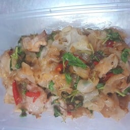 เส้นใหญ่ผัดขี้เมาใส่หมู