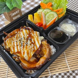 เบนโตะข้าวหน้าหมูชาชูชีส