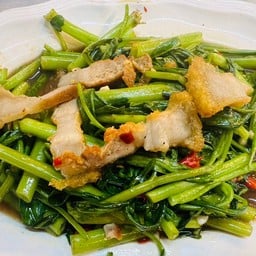 ผัดผักบุ้งหมูกรอบ